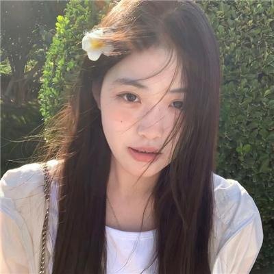 举杯畅饮的姐姐们